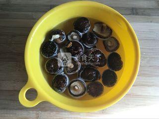 <a href=/shicai/shucai/XiangGu/index.html target=_blank><u>香菇</u></a>炖小鸡