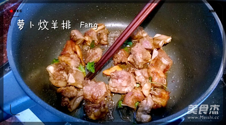 <a href=/shicai/shucai/LuoBo/index.html target=_blank><u>萝卜</u></a>炆<a href=/shicai/rouqin/YangPai/index.html target=_blank><u>羊排</u></a>的做法