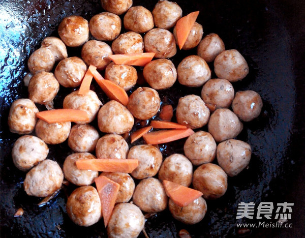 油焖<a href=/shicai/shuichanpin/YuWan/index.html target=_blank><u>鱼丸</u></a>的做法