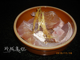  鱼腩焖<a href=/shicai/shucai/LuoBo/index.html target=_blank><u>萝卜</u></a>