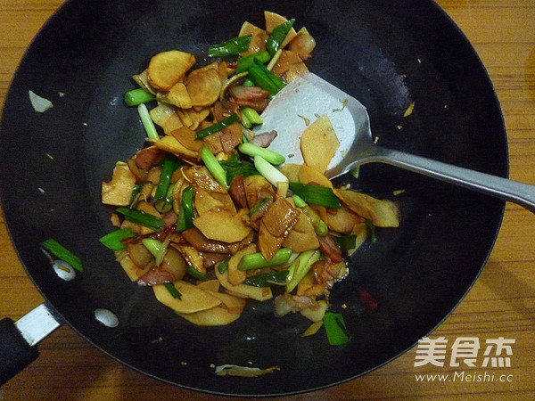 <a href=/shicai/rouqin/LaRou/index.html target=_blank><u>腊肉</u></a>烧<a href=/shicai/shucai/ChunSun/index.html target=_blank><u>春笋</u></a>的做法