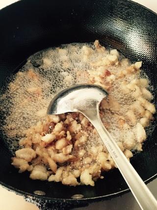 <a href=/shicai/shucai/MeiGanCai/index.html target=_blank><u>梅干菜</u></a>炒<a href=/shicai/rouqin/ZhuYou/index.html target=_blank><u>猪油</u></a>渣