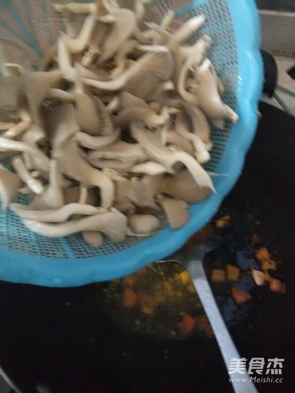 家常炒<a href=/shicai/shucai/MoGu/index.html target=_blank><u>蘑菇</u></a>的做法