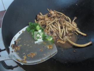 <a href=/shicai/shucai/ChaShuGu/index.html target=_blank><u>茶树菇</u></a>炒<a href=/shicai/rouqin/ZhengJi/index.html target=_blank><u>鸡肉</u></a>