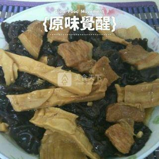 <a href=/shicai/mimian/GanSun/index.html target=_blank><u>干笋</u></a><a href=/shicai/shucai/MuEr/index.html target=_blank><u>木耳</u></a>焖<a href=/shicai/rouqin/WuHuaRou/index.html target=_blank><u>五花肉</u></a>