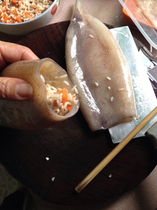 <a href=/shicai/shuichanpin/YouYu/index.html target=_blank><u>鱿鱼</u></a><a href=/shicai/mimian/NuoMi/index.html target=_blank><u>糯米</u></a>肠