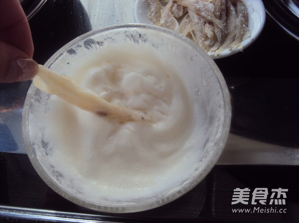 朱砂<a href=/shicai/shuichanpin/YinYu/index.html target=_blank><u>银鱼</u></a>的做法