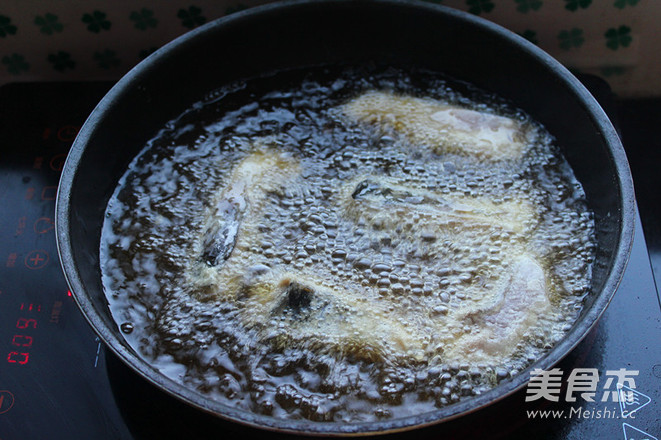 <a href=/shicai/guopin/ZhiMa/index.html target=_blank><u>芝麻</u></a>五香鱼块的做法