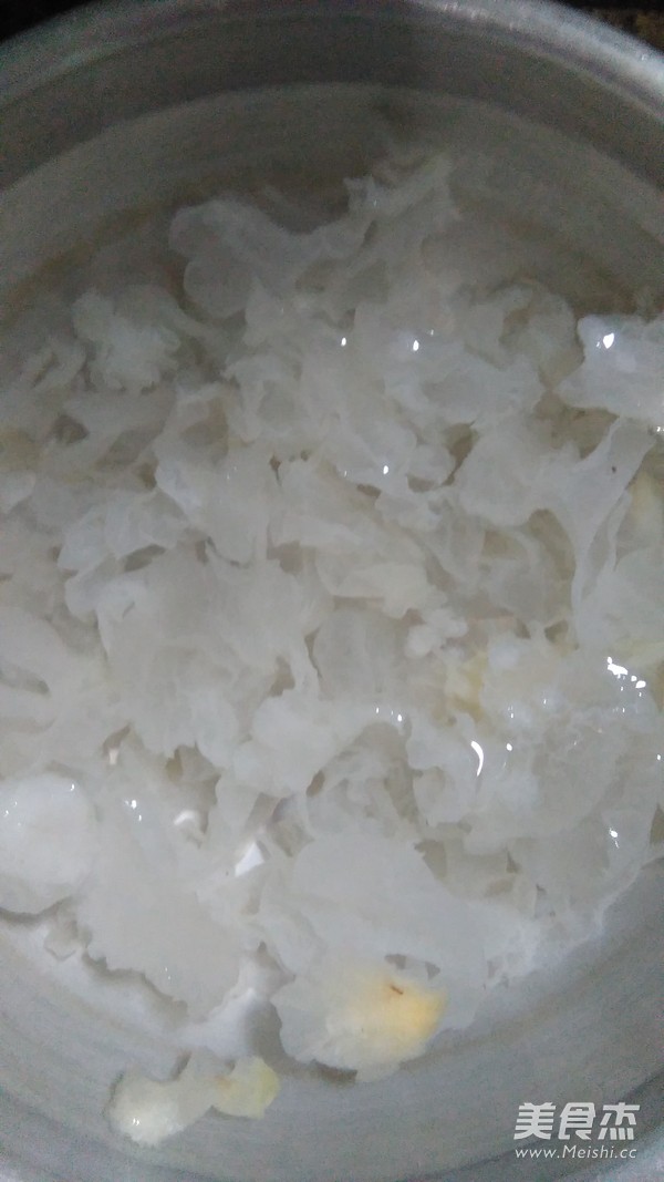 <a href=/shicai/shucai/ZiShu/index.html target=_blank><u>紫薯</u></a><a href=/shicai/shucai/YinEr/index.html target=_blank><u>银耳</u></a>的做法