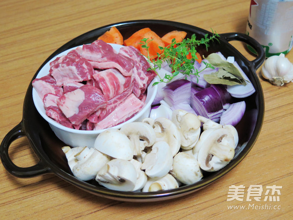 啤酒炖<a href=/shicai/rouqin/NiuRou/index.html target=_blank><u>牛肉</u></a>的做法