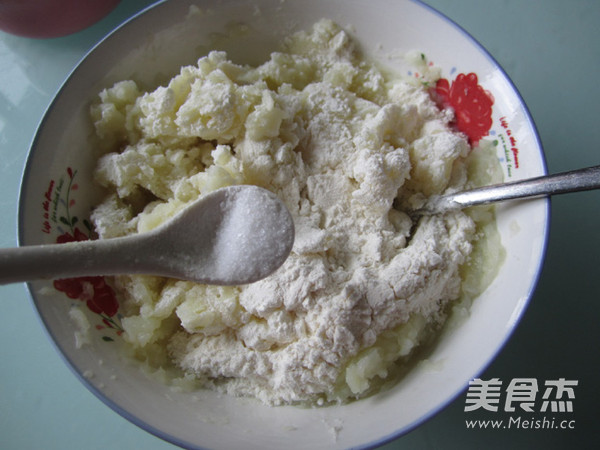 香葱<a href=/shicai/rouqin/HuoTui/index.html target=_blank><u>火腿</u></a><a href=/shicai/shucai/TuDou/index.html target=_blank><u>土豆</u></a>丸子的做法