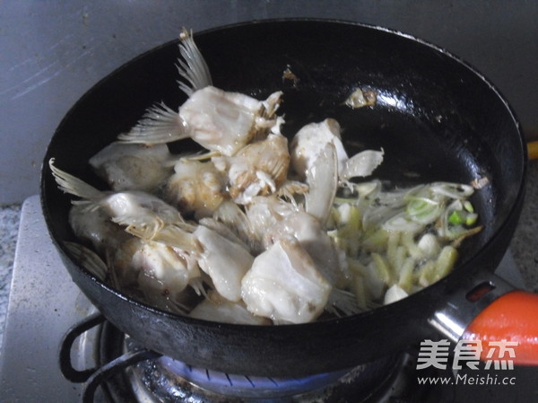 红烧巴沙<a href=/shicai/shuichanpin/YuChi/index.html target=_blank><u>鱼翅</u></a>的做法