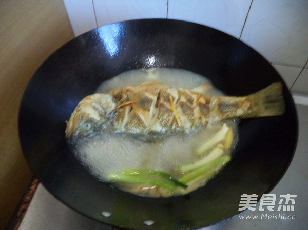 <a href=/shicai/shucai/ZiSu/index.html target=_blank><u>紫苏</u></a>烧<a href=/shicai/shuichanpin/LuYu/index.html target=_blank><u>鲈鱼</u></a>的做法