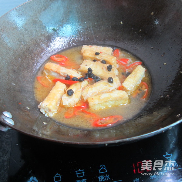 黑<a href=/shicai/diaoweipin/DouChi/index.html target=_blank><u>豆豉</u></a>煮<a href=/shicai/mimian/DouFu/index.html target=_blank><u>豆腐</u></a>的做法