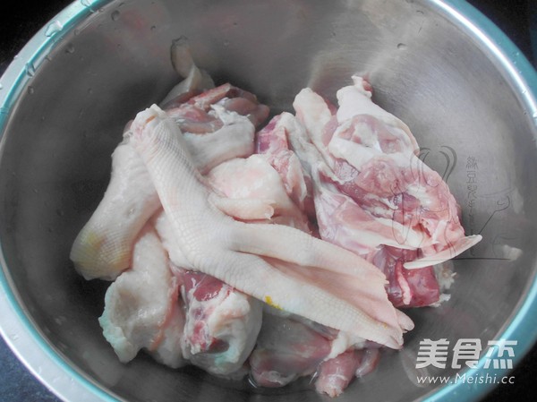 <a href=/shicai/shucai/XiangGu/index.html target=_blank><u>香菇</u></a>焖鸭的做法