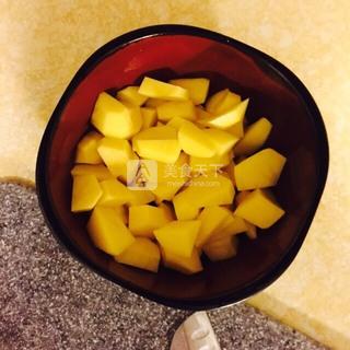 <a href=/shicai/rouqin/ZhuRou/index.html target=_blank><u>猪肉</u></a>片焖<a href=/shicai/shucai/TuDou/index.html target=_blank><u>土豆</u></a>