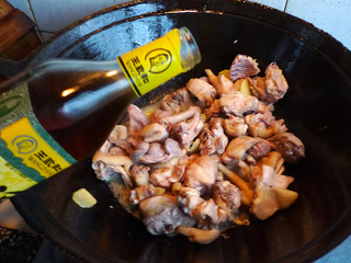 <a href=/shicai/shucai/XiangGu/index.html target=_blank><u>香菇</u></a>炒鸡的做法步骤:5