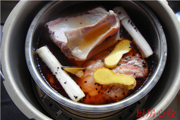 罐焖<a href=/shicai/rouqin/NiuRou/index.html target=_blank><u>牛肉</u></a>步骤4