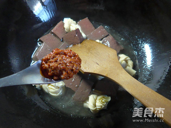 <a href=/shicai/rouqin/NiuRou/index.html target=_blank><u>牛肉</u></a>酱<a href=/shicai/mimian/QianZhang/index.html target=_blank><u>千张</u></a>结煮<a href=/shicai/rouqin/E/index.html target=_blank><u>鹅</u></a><a href=/shicai/rouqin/Xue/index.html target=_blank><u>血</u></a>的做法