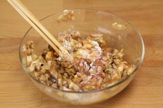 <a href=/shicai/rouqin/ZhuRou/index.html target=_blank><u>猪肉</u></a>酿<a href=/shicai/shucai/KuGua/index.html target=_blank><u>苦瓜</u></a>