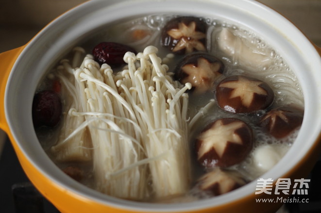 猪骨浓汤丸子火锅的做法