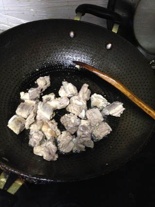 吮指<a href=/shicai/rouqin/PaiGu/index.html target=_blank><u>排骨</u></a><a href=/shicai/mimian/NianGao/index.html target=_blank><u>年糕</u></a>