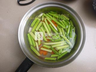 <a href=/shicai/shucai/LuSun/index.html target=_blank><u>芦笋</u></a>炒虾球