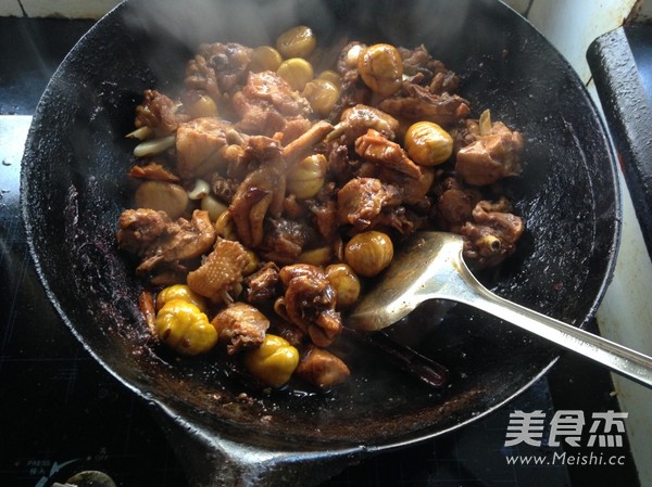 <a href=/shicai/shucai/BanLi/index.html target=_blank><u>板栗</u></a>烧鸡的做法