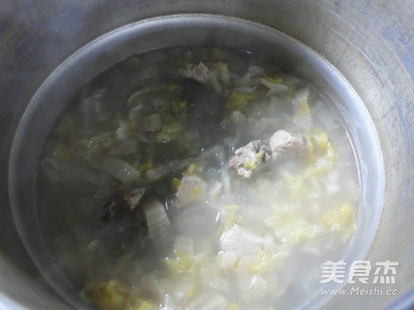 酸菜<a href=/shicai/mimian/FenTiao/index.html target=_blank><u>粉条</u></a>煮<a href=/shicai/rouqin/LongGu/index.html target=_blank><u>龙骨</u></a>的做法