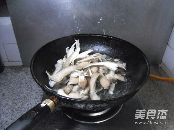 软炸<a href=/shicai/shucai/PingGu/index.html target=_blank><u>平菇</u></a>的做法