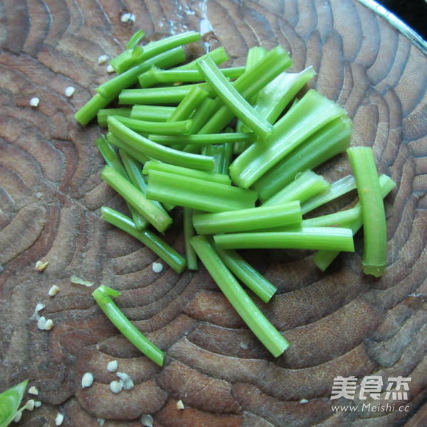 <a href=/shicai/shucai/XiQin/index.html target=_blank><u>西芹</u></a><a href=/shicai/rouqin/zhuXue/index.html target=_blank><u>猪<a href=/shicai/rouqin/Xue/index.html target=_blank><u>血</u></a></u></a><a href=/shicai/mimian/DouFu/index.html target=_blank><u>豆腐</u></a>丁的做法