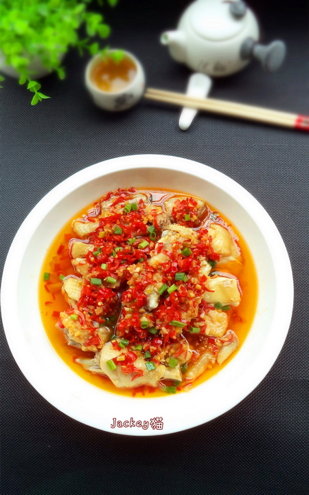 剁<a href=/shicai/shucai/LaJiao/index.html target=_blank><u>辣椒</u></a>蒸鸡剁的做法