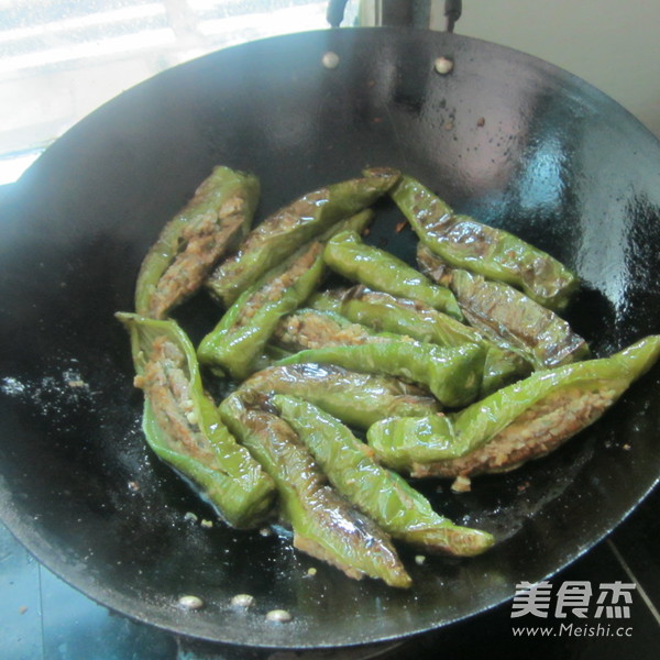 加锅<a href=/shicai/shucai/LaJiao/index.html target=_blank><u>辣椒</u></a>酿肉的做法