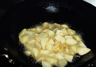 素菜荤吃的红烧<a href=/shicai/shucai/TuDou/index.html target=_blank><u>土豆</u></a>的做法步骤:3