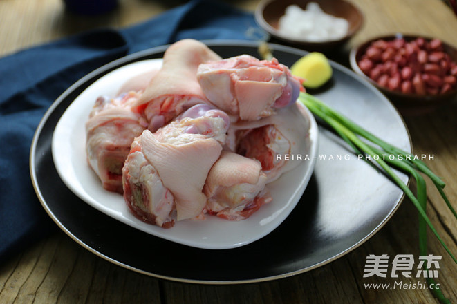 <a href=/shicai/guopin/HuaSheng/index.html target=_blank><u>花生</u></a>焖猪弯弯的做法