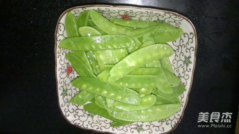 清炒<a href=/shicai/shucai/HeLanDou/index.html target=_blank><u>荷兰豆</u></a>的做法