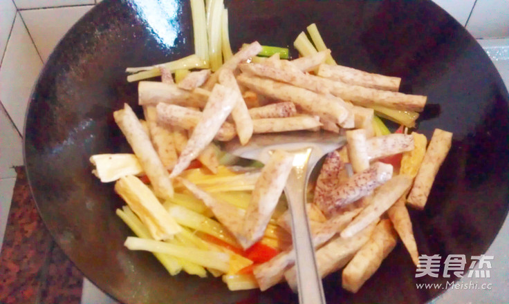 <a href=/shicai/shucai/XiangYu/index.html target=_blank><u>香芋</u></a>烧<a href=/shicai/rouqin/NiuRou/index.html target=_blank><u>牛肉</u></a>的做法