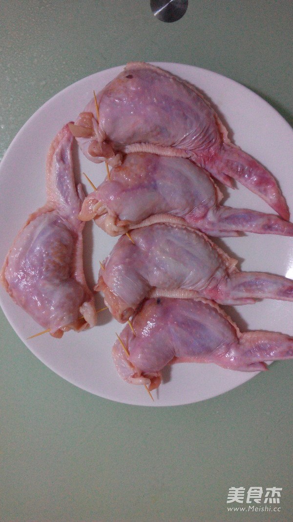 #感恩节# <a href=/shicai/rouqin/JiChi/index.html target=_blank><u>鸡翅</u></a>包饭的做法