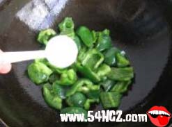 <a href=/shicai/shucai/QingJiao/index.html target=_blank><u>青椒</u></a>炒<a href=/shicai/rouqin/JiDan/index.html target=_blank><u>鸡蛋</u></a>6