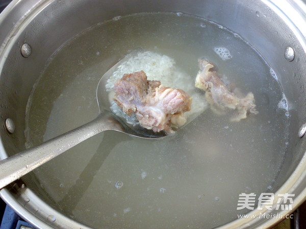 咸猪骨<a href=/shicai/shucai/JieCai/index.html target=_blank><u>芥菜</u></a>粥的做法