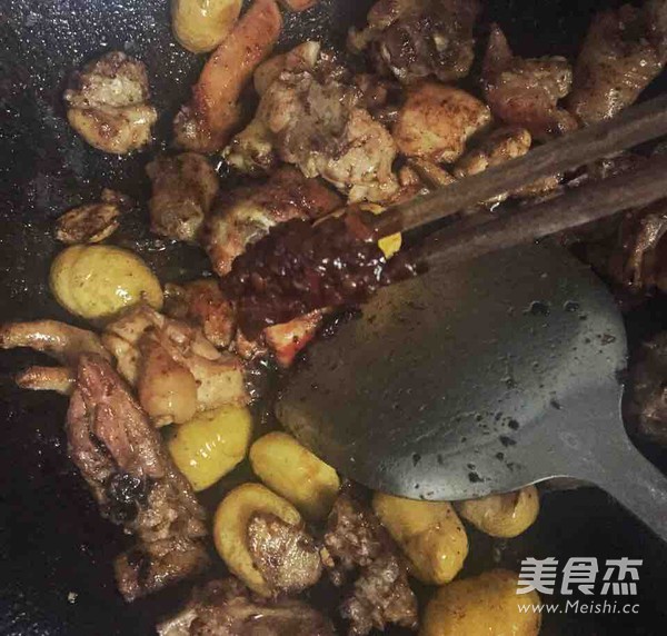 <a href=/shicai/shucai/BanLi/index.html target=_blank><u>板栗</u></a>焖鸡的做法