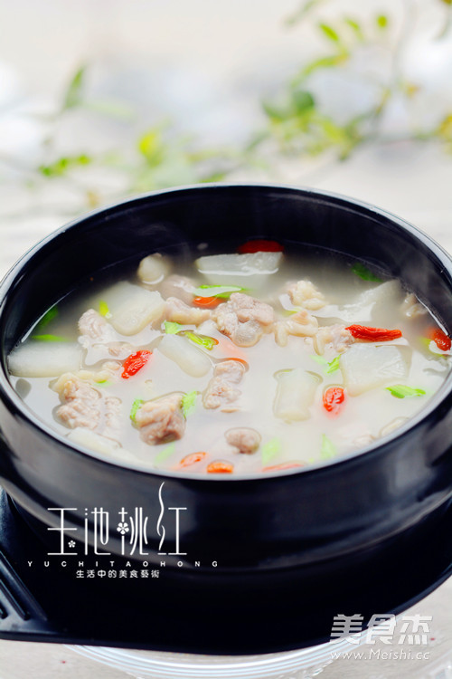 <a href=/shicai/shucai/BaiLuoBo/index.html target=_blank><u>白<a href=/shicai/shucai/LuoBo/index.html target=_blank><u>萝卜</u></a></u></a>炖<a href=/shicai/rouqin/YangRou/index.html target=_blank><u>羊肉</u></a>的做法