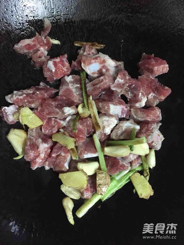 <a href=/shicai/shucai/TuDou/index.html target=_blank><u>土豆</u></a>焖<a href=/shicai/rouqin/PaiGu/index.html target=_blank><u>排骨</u></a>的做法