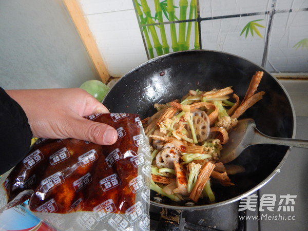 干锅<a href=/shicai/mimian/FuZhu/index.html target=_blank><u>腐竹</u></a>的做法