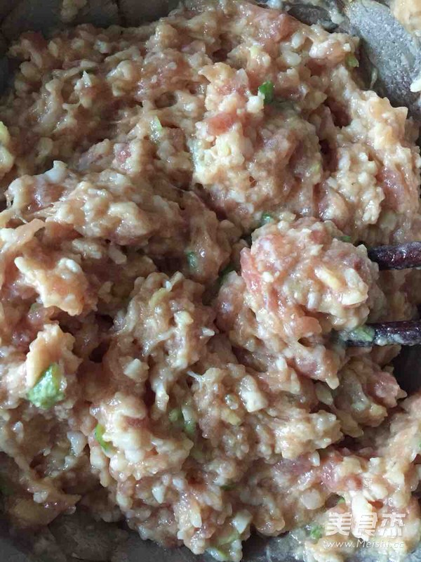 <a href=zt/hsszt target=_blank><u>红烧狮子头</u></a>的做法