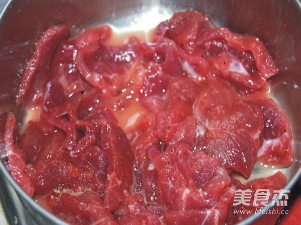 <a href=/shicai/shucai/YangCong/index.html target=_blank><u>洋葱</u></a>炒<a href=/shicai/rouqin/NiuRou/index.html target=_blank><u>牛肉</u></a>片的做法