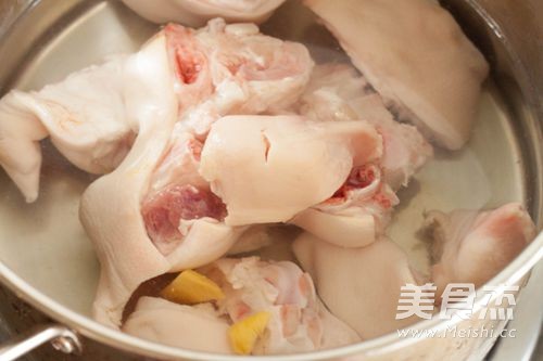 香辣<a href=/shicai/rouqin/ZhuTi/index.html target=_blank><u>猪蹄</u></a>的做法