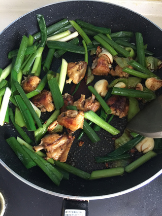 小葱焖<a href=/shicai/rouqin/JiChi/index.html target=_blank><u>鸡翅</u></a>