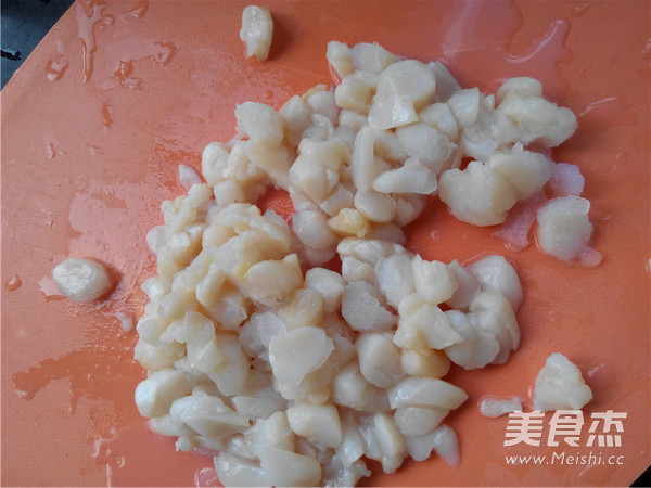 <a href=/shicai/shuichanpin/ShanBei/index.html target=_blank><u>扇贝</u></a>丁<a href=/shicai/rouqin/ZhuRou/index.html target=_blank><u>猪肉</u></a><a href=/shicai/shucai/JiuCai/index.html target=_blank><u>韭菜</u></a>饺子馅的做法