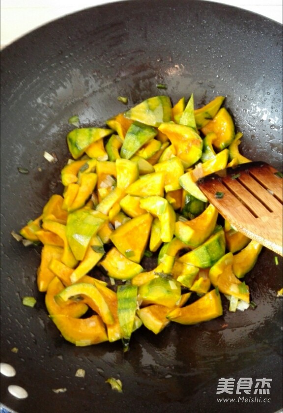 <a href=/shicai/diaoweipin/CongYou/index.html target=_blank><u>葱油</u></a><a href=/shicai/shucai/NanGua/index.html target=_blank><u>南瓜</u></a>的做法